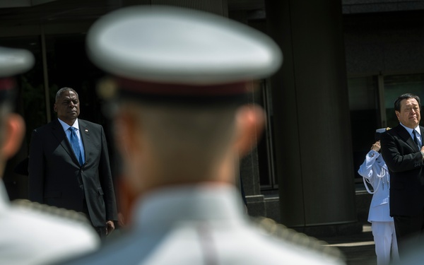 SECDEF Meets with Japanese Senior Leaders in Tokyo