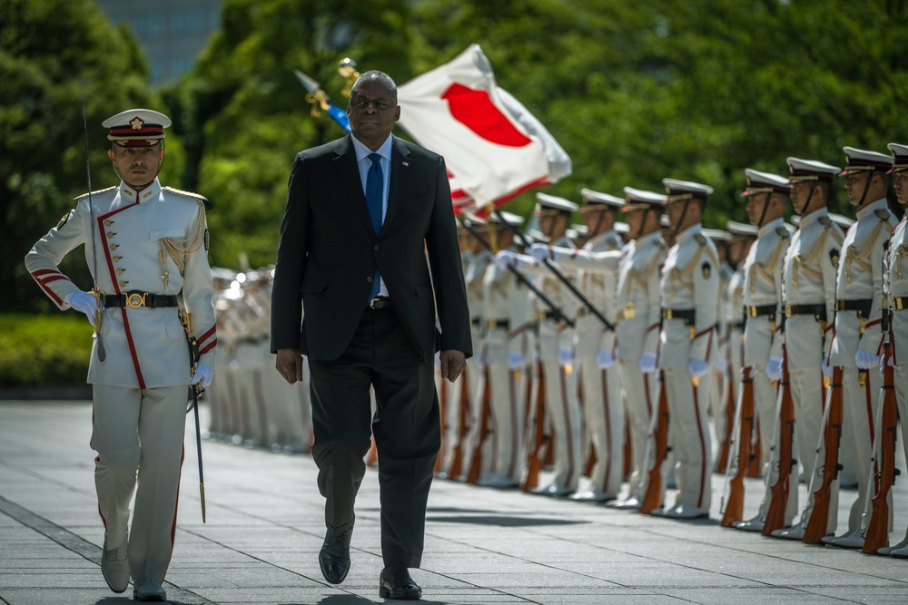 SECDEF Meets with Japanese Senior Leaders in Tokyo