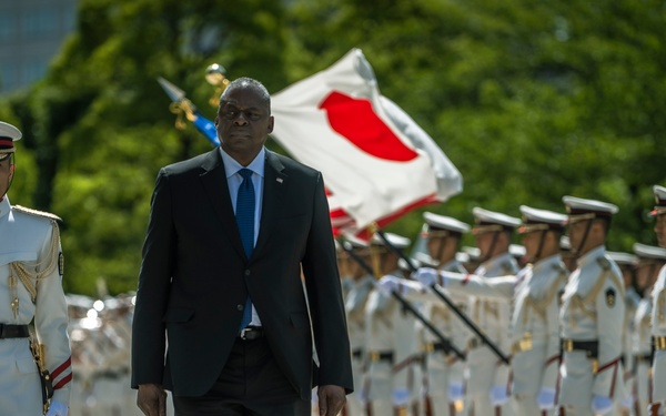 SECDEF Meets with Japanese Senior Leaders in Tokyo