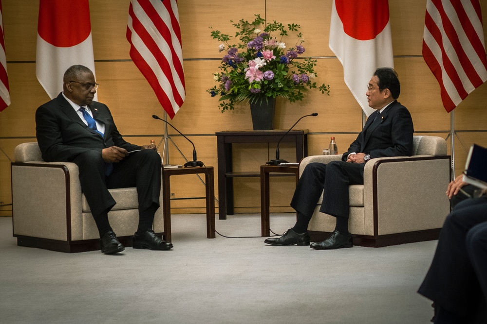 SECDEF Meets with Japanese Senior Leaders in Tokyo