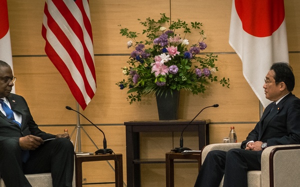 SECDEF Meets with Japanese Senior Leaders in Tokyo