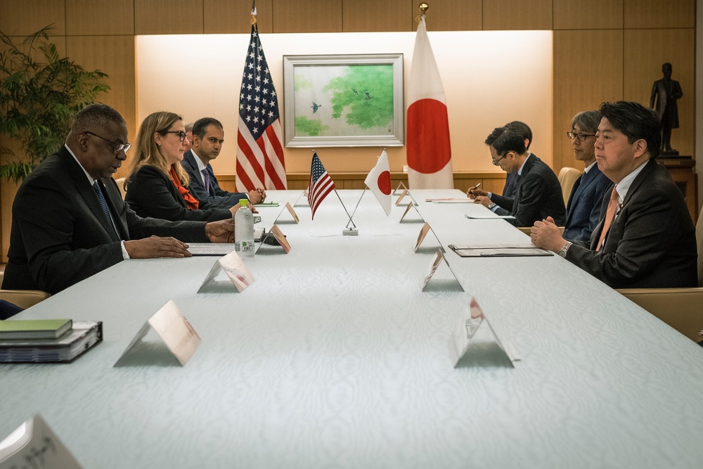 SECDEF Meets with Japanese Senior Leaders in Tokyo