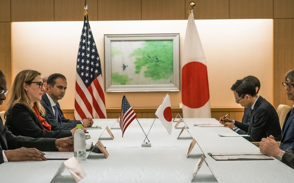 SECDEF Meets with Japanese Senior Leaders in Tokyo