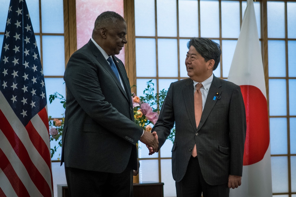 SECDEF Meets with Japanese Senior Leaders in Tokyo