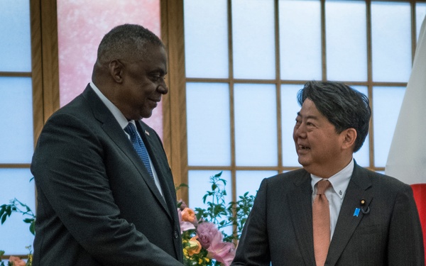SECDEF Meets with Japanese Senior Leaders in Tokyo
