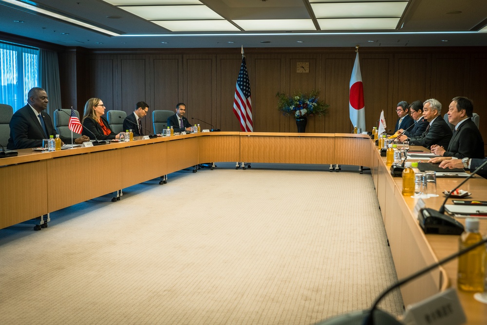 SECDEF Meets with Japanese Senior Leaders in Tokyo