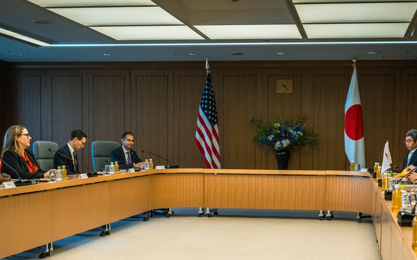 SECDEF Meets with Japanese Senior Leaders in Tokyo