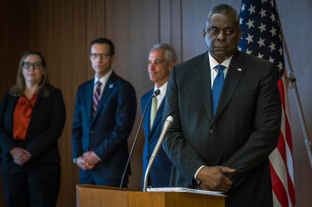 SECDEF Meets with Japanese Senior Leaders in Tokyo