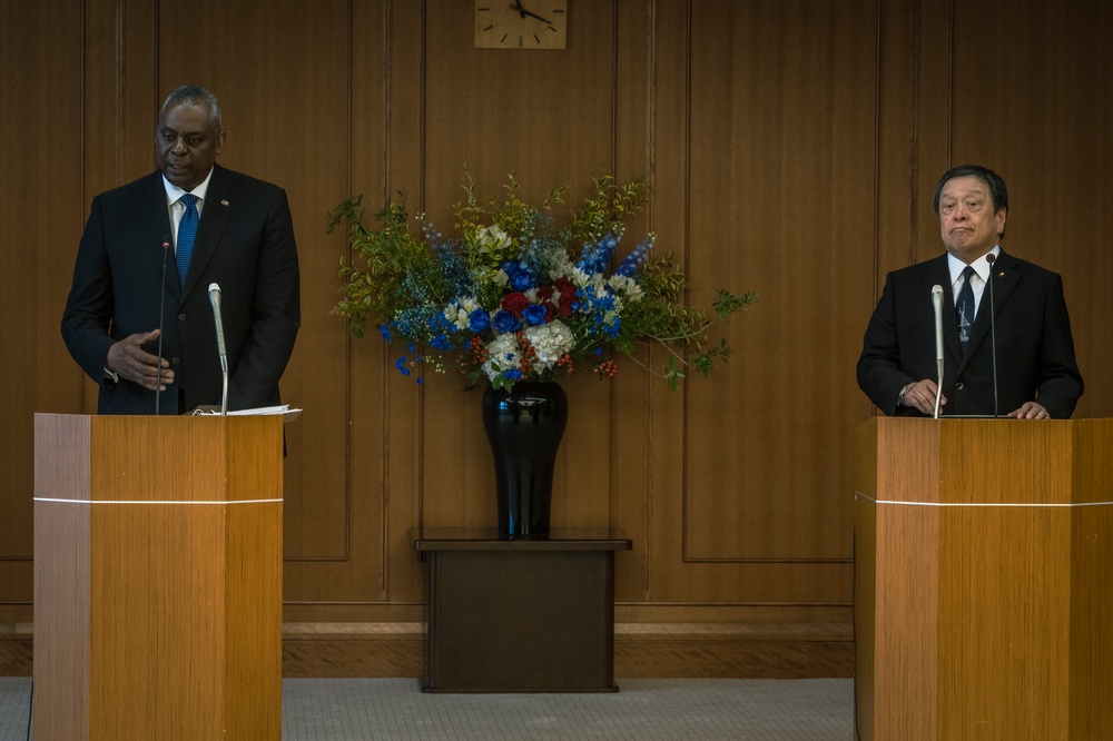 SECDEF Meets with Japanese Senior Leaders in Tokyo