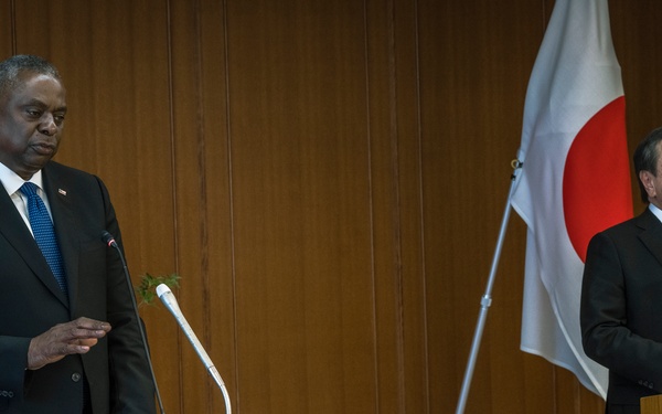 SECDEF Meets with Japanese Senior Leaders in Tokyo