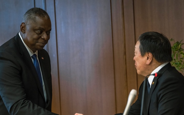 SECDEF Meets with Japanese Senior Leaders in Tokyo