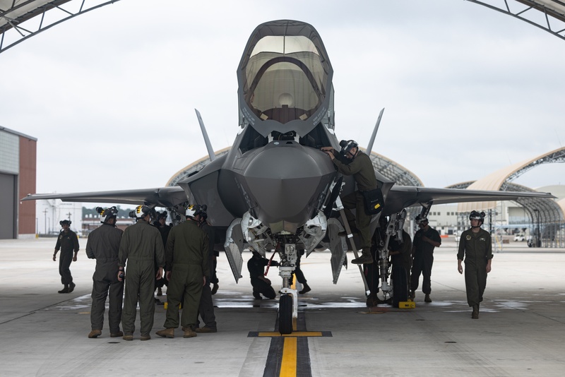 2nd Marine Aircraft Wing receives first operational F-35B Lighting II jet