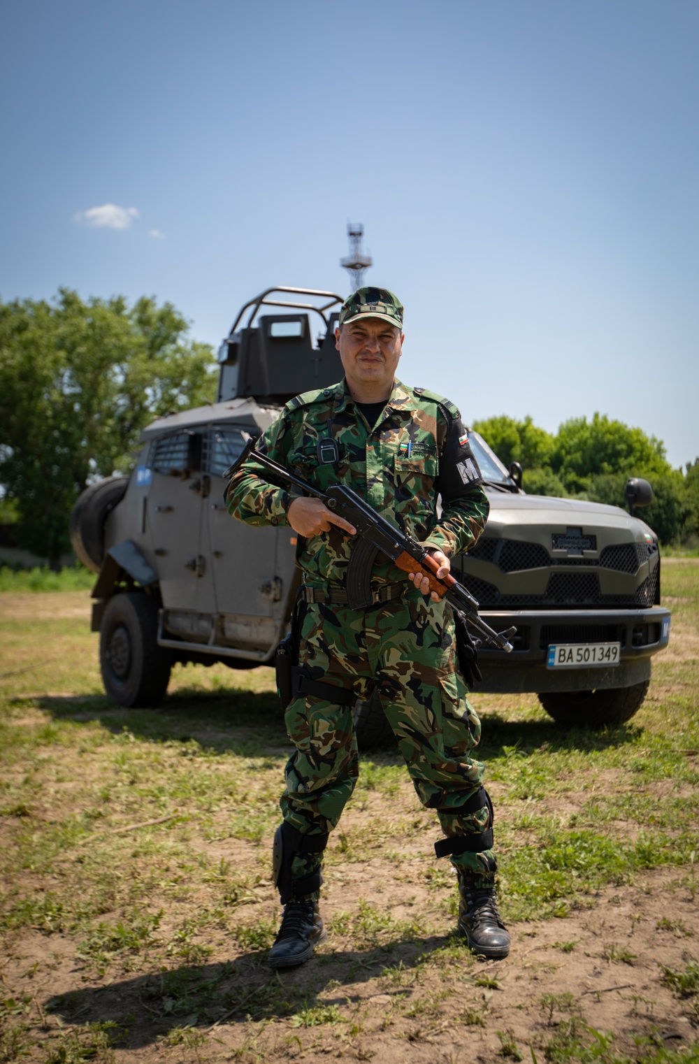 Bulgarian Military Police Service demonstrates VIP escort and protection techniques to Soldiers