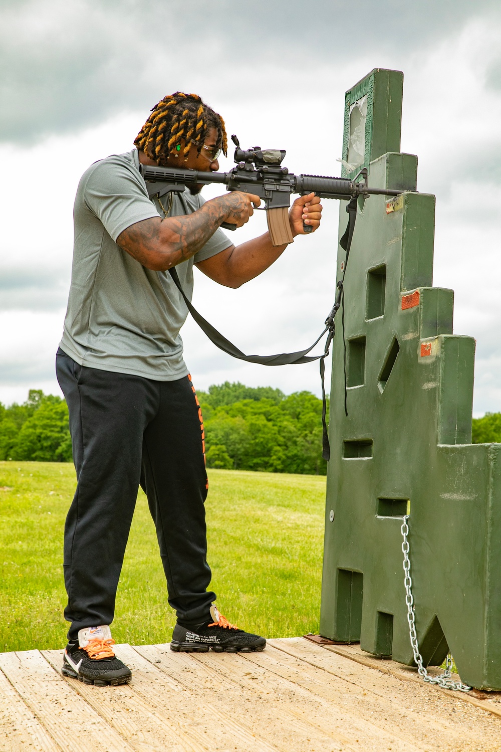 Cincinnati Bengals Shoots M4 Rifles with the 373rd Quartermaster Battalion