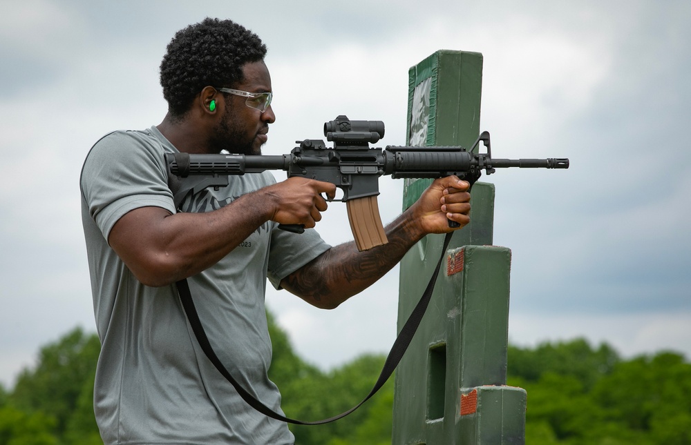 Cincinnati Bengals Shoots M4 Rifles with the 373rd Quartermaster Battalion