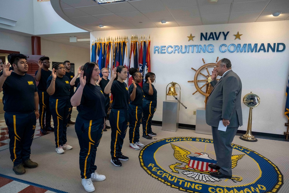 SECNAV Visits Navy Recruiting Command