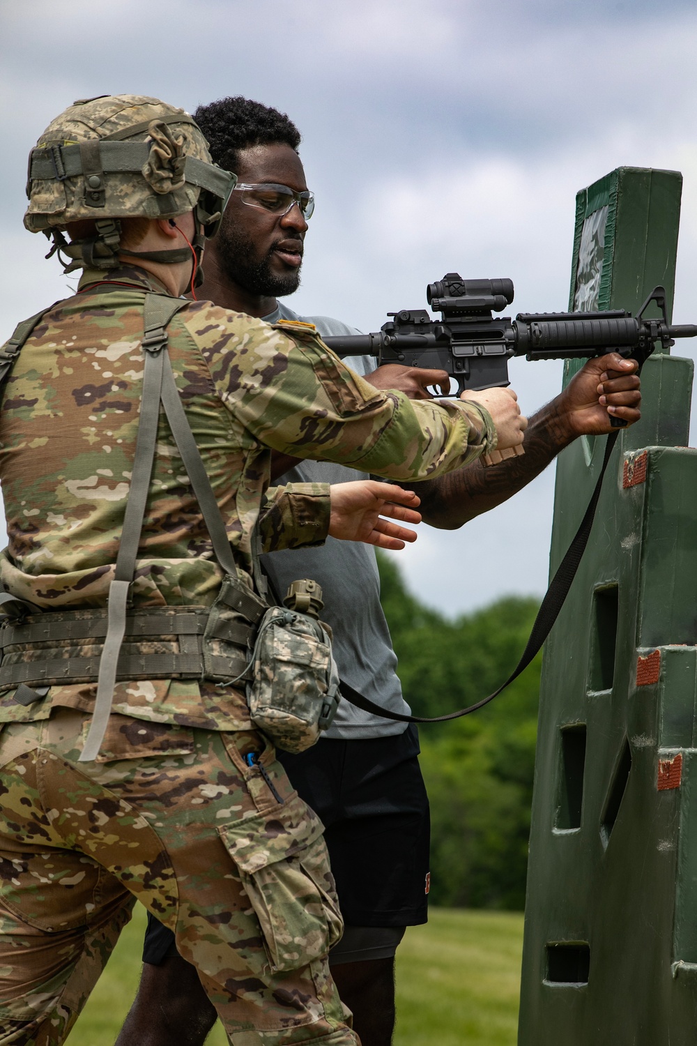 Cincinnati Bengals Shoots M4 Rifles with the 373rd Quartermaster Battalion