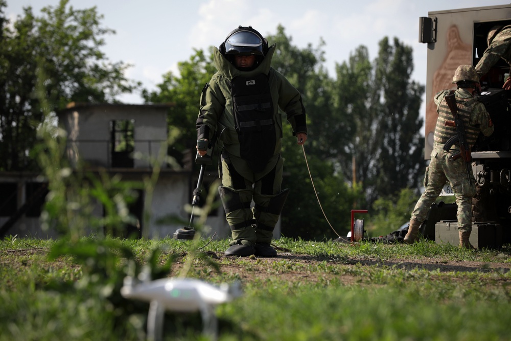 MPs and EODs recover a downed drone during joint training, Saber Guardian 23