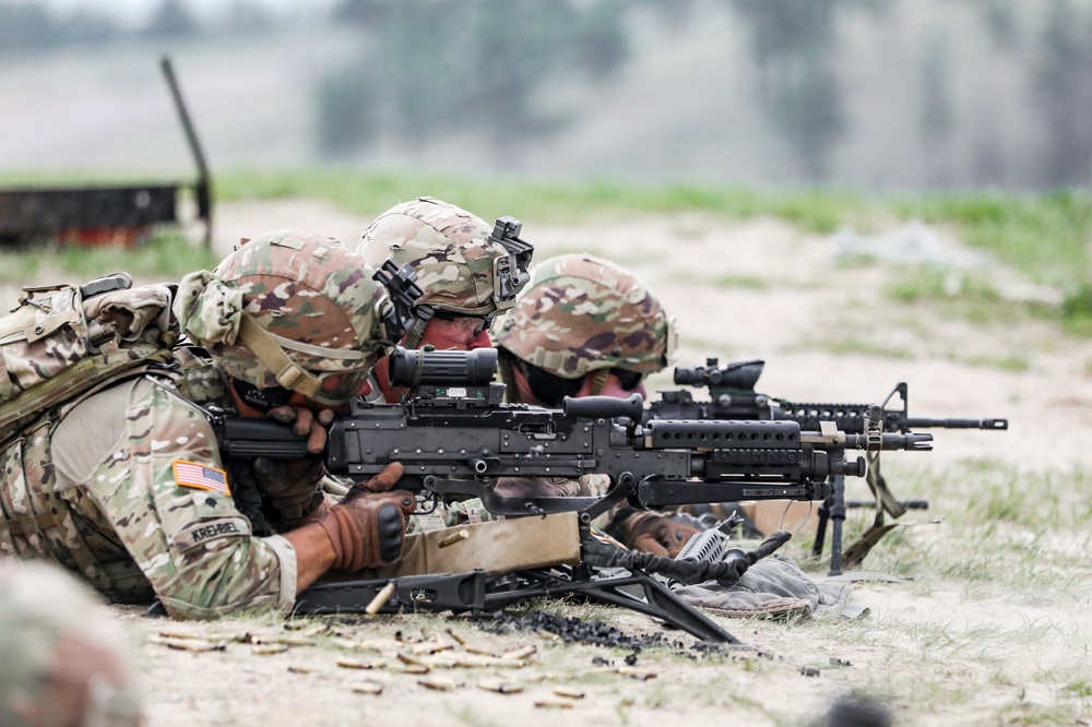 Iowa infantrymen fire M240 machine guns