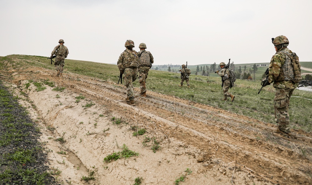 Iowa infantrymen conducts squad live-fire exercise at Camp Guernsey