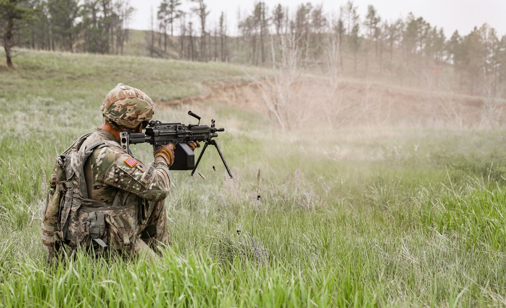 Iowa infantryman fires M240 machine gun