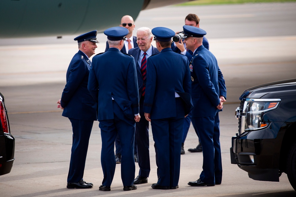 DVIDS - Images - POTUS arrives at Peterson SFB [Image 3 of 3]