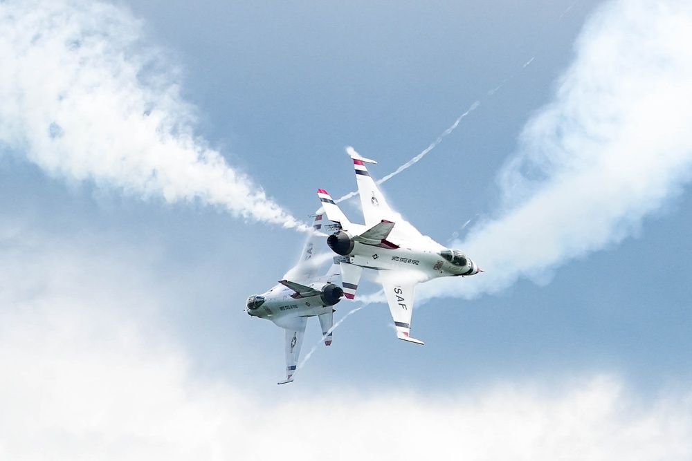 Thunderbirds soar over Augusta Airshow