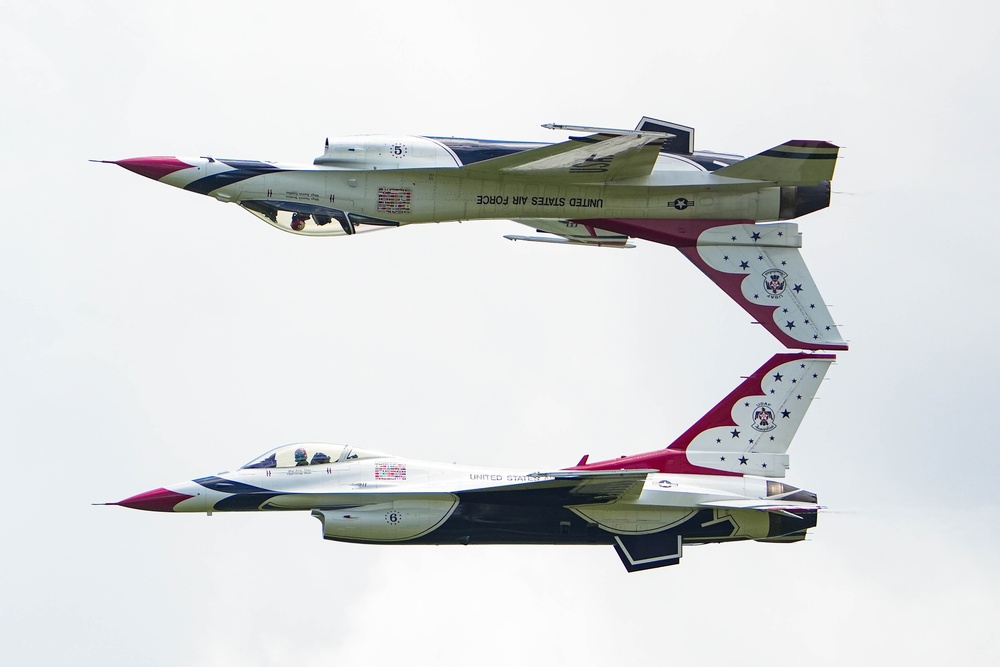 Thunderbirds soar over Augusta Airshow