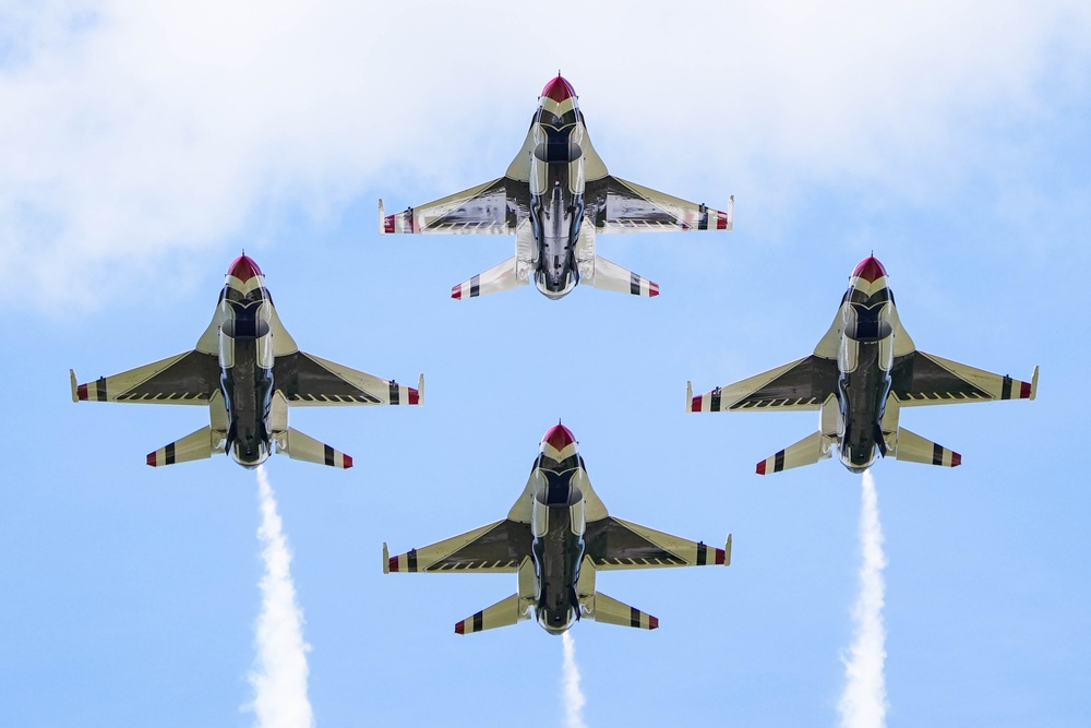 Thunderbirds soar over Augusta Airshow