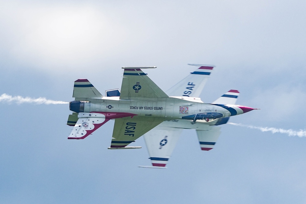 Thunderbirds soar over Augusta Airshow