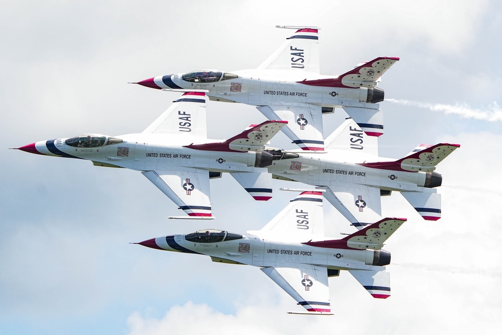 Thunderbirds soar over Augusta Airshow