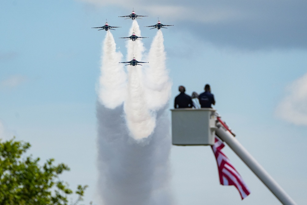 Thunderbirds soar over Augusta Airshow