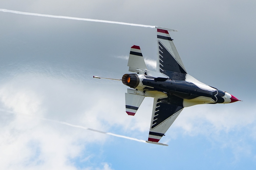 Thunderbirds soar over Augusta Airshow