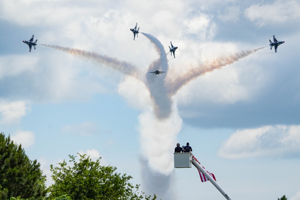 Thunderbirds soar over Augusta Airshow