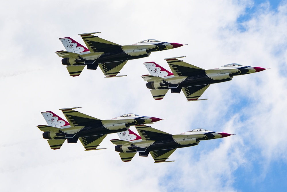 Thunderbirds soar over Augusta Airshow