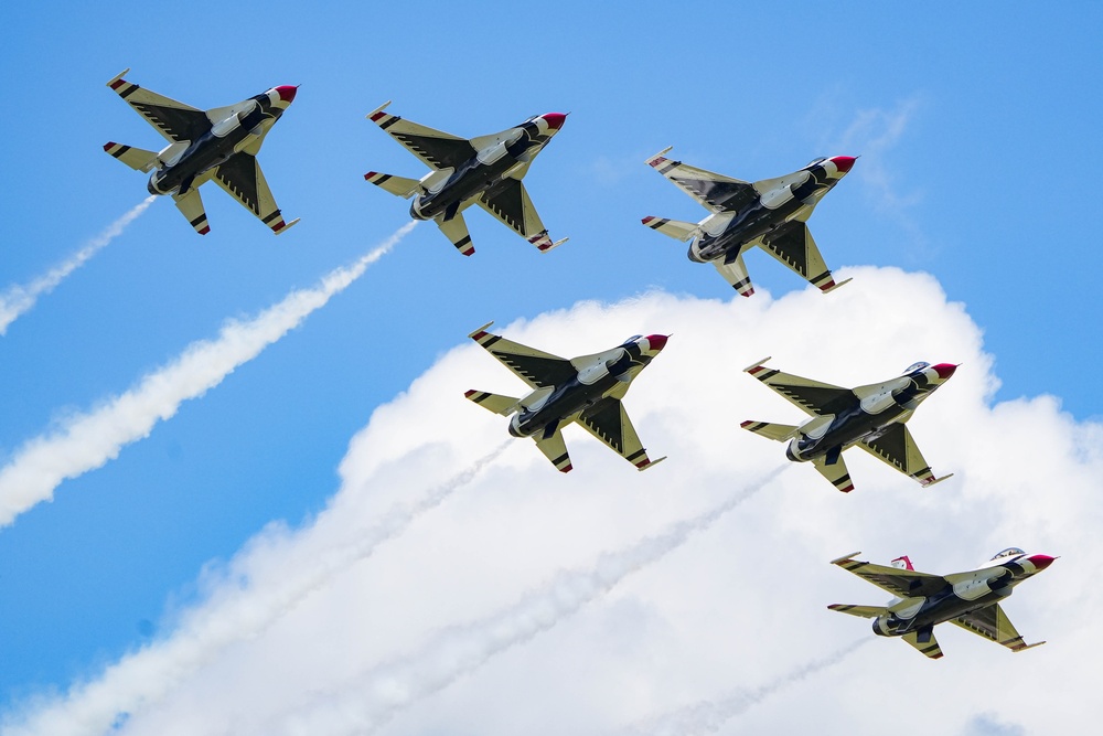 Thunderbirds soar over Augusta Airshow