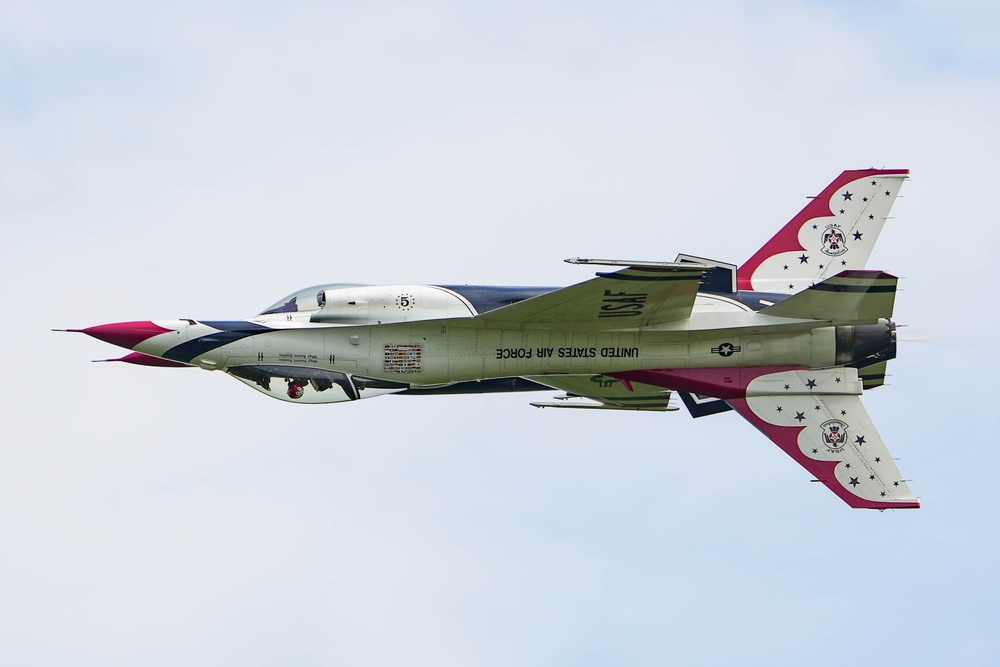 Thunderbirds soar over Augusta Airshow