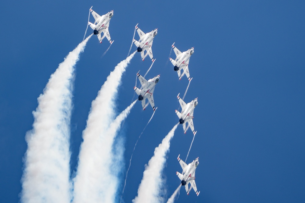 Thunderbirds soar over Augusta Airshow