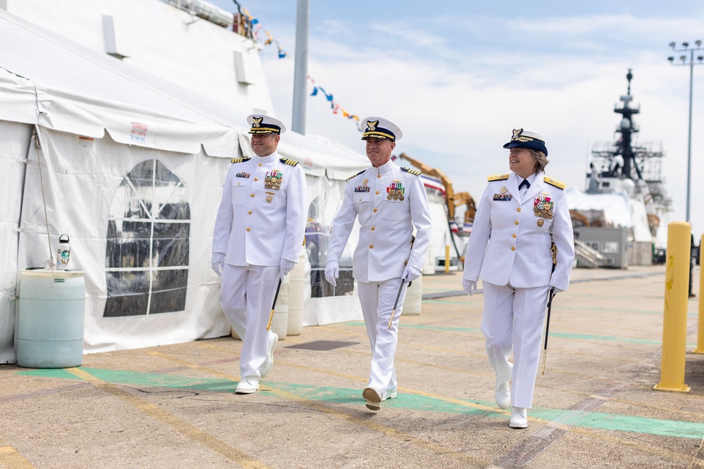 USCGC Hamilton (WMSL 753) holds change of command ceremony