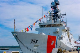 USCGC Hamilton (WMSL 753) holds change of command ceremony