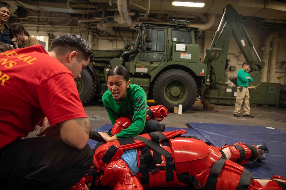 Makin Island Sailors Participate in NSFS Course