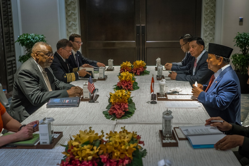 SECDEF Meets with Key Leaders at Shangri-la Dialogue