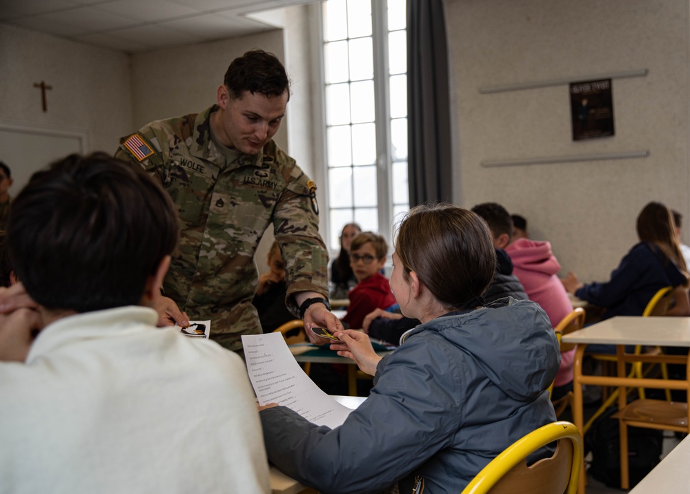 101st ABN DIV (AASLT) visit L'Institution Notre-Dame De Carentan