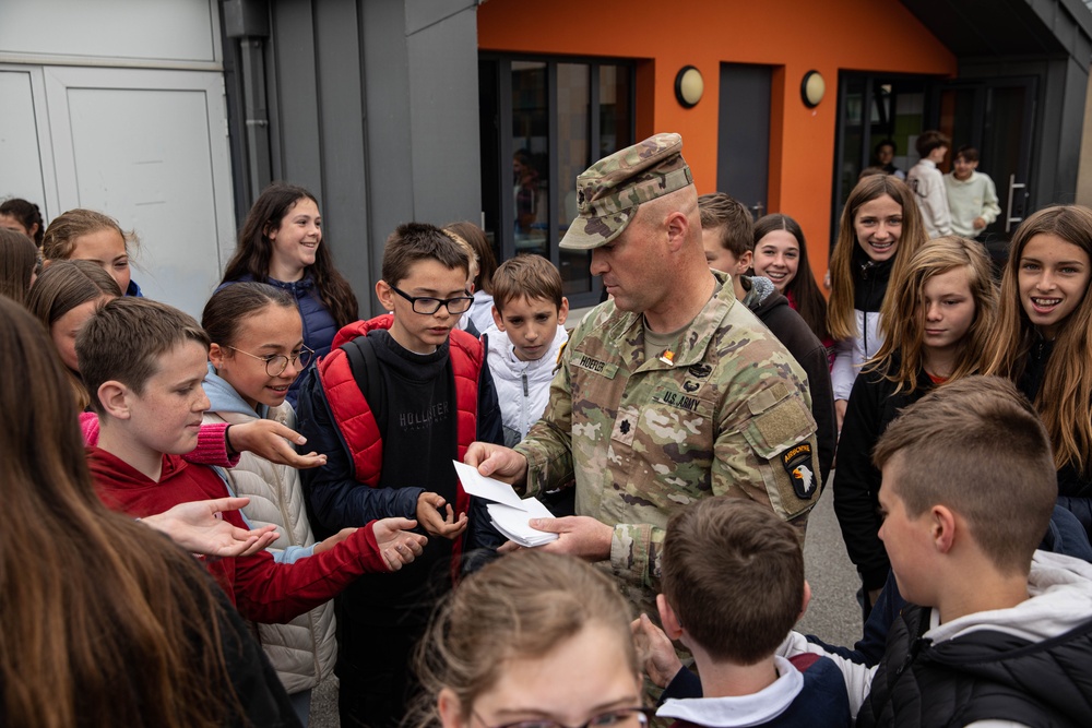 101st ABN DIV (AASLT) visit L’Instituition Notre-Dame De Carentan