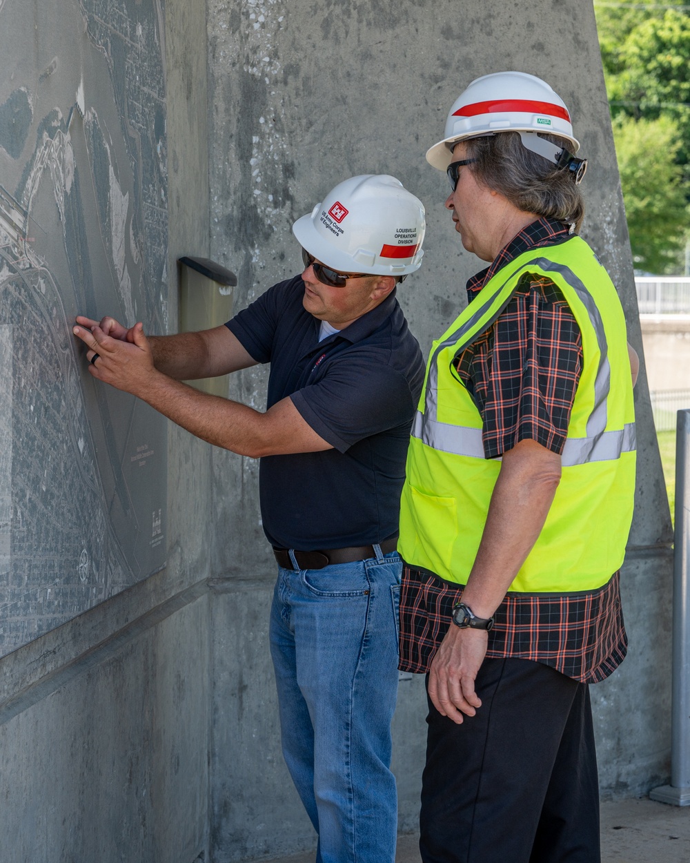 Leaders with U.S. Army ERDC Construction Engineering Research Laboratory visit Louisville District