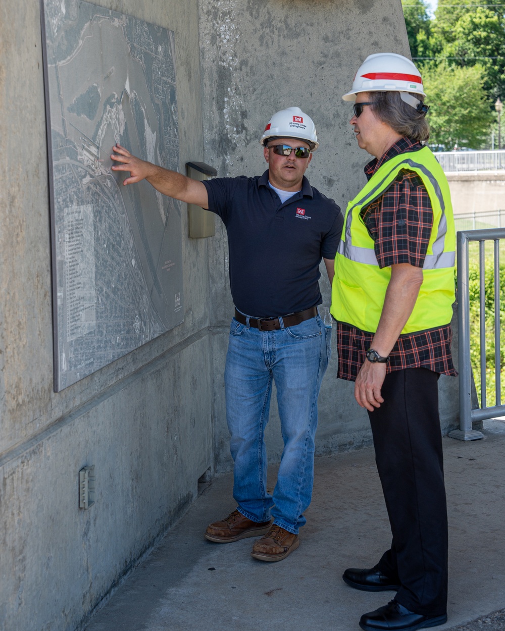 Leaders with U.S. Army ERDC Construction Engineering Research Laboratory visit Louisville District