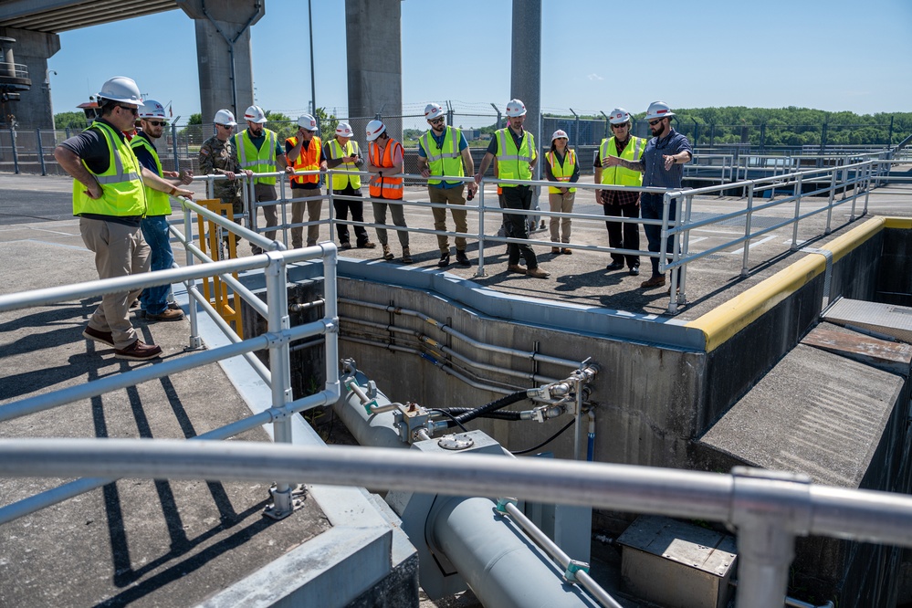 Leaders with U.S. Army ERDC Construction Engineering Research Laboratory visit Louisville District