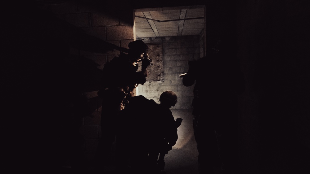 2d Recon and EODMU8 Own the Night
