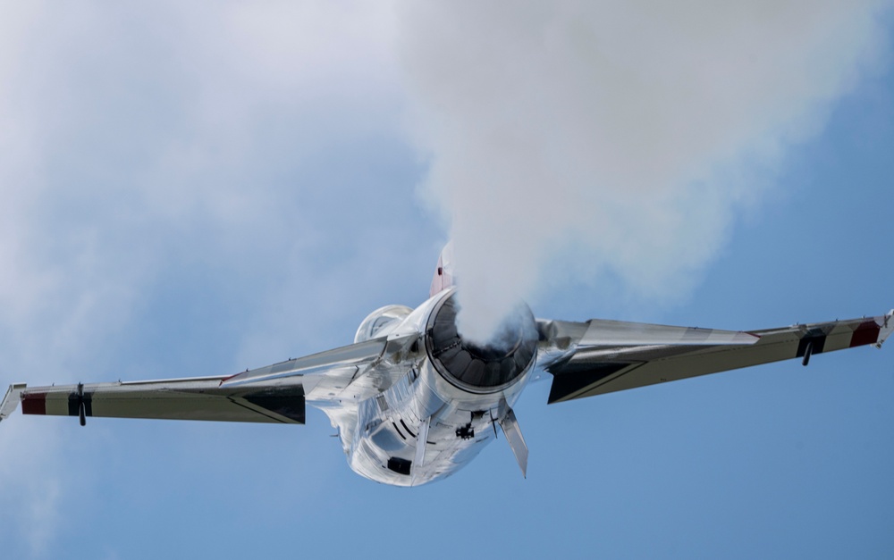 Thunderbirds perform at Lake Charles