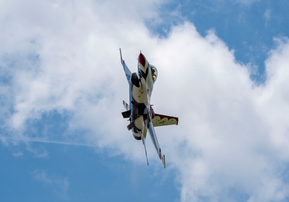 Thunderbirds perform at Lake Charles